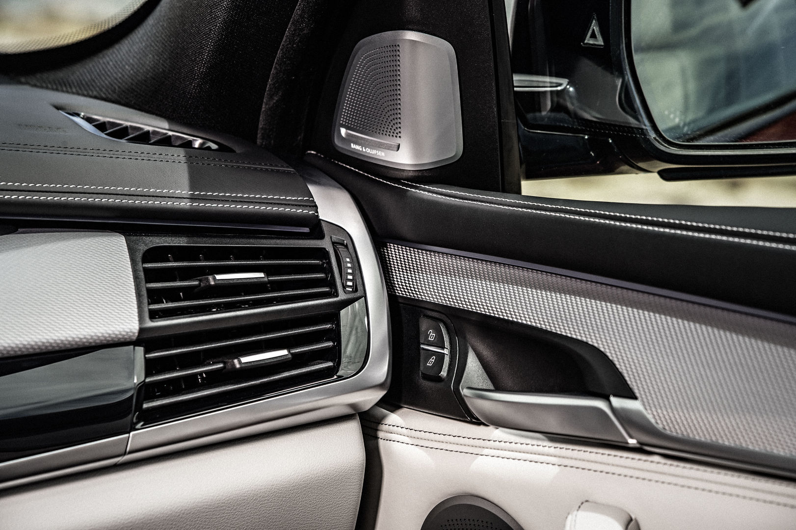 new-BMW-X6-interior-002