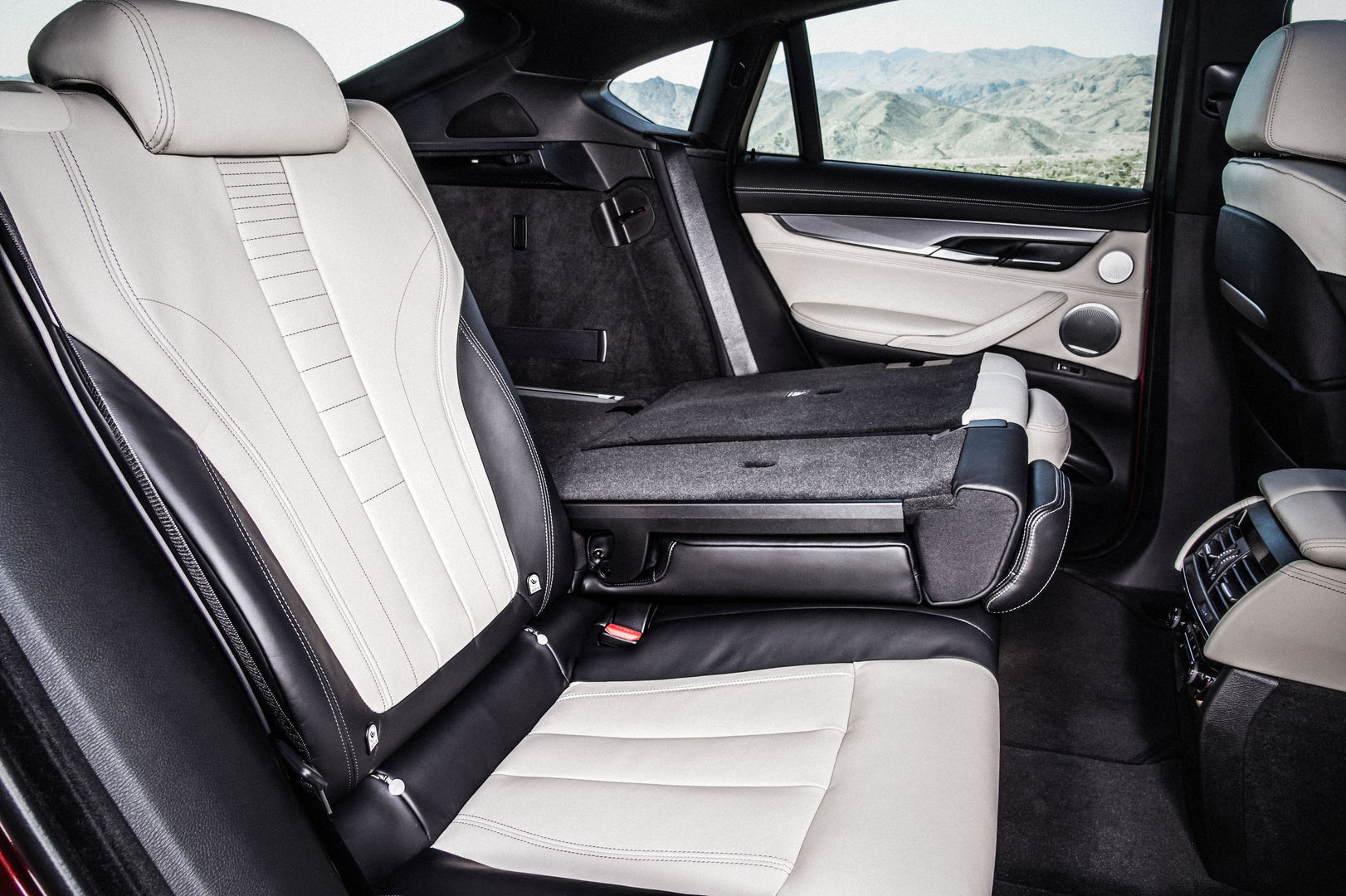 new-BMW-X6-interior-004