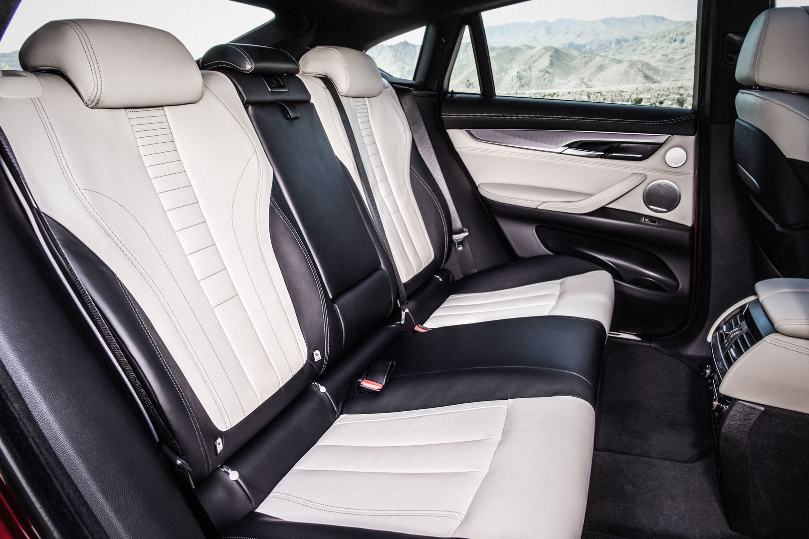 new-BMW-X6-interior-008