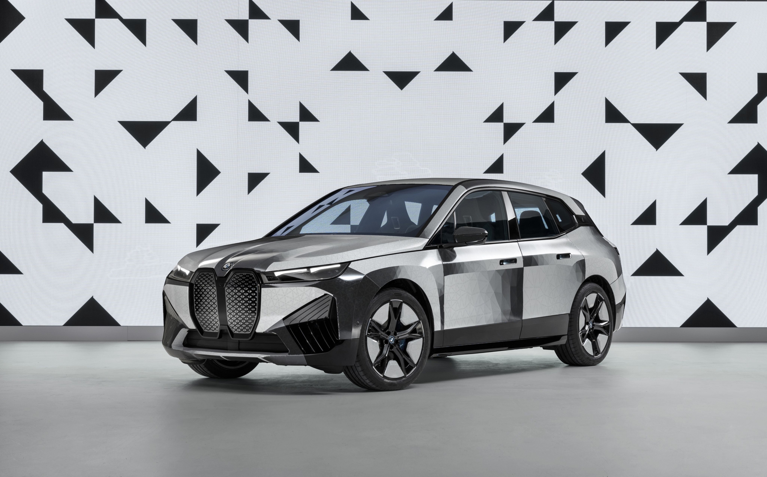 Магия изменения цвета кузова: BMW iX Flow с революционной технологией E Ink
